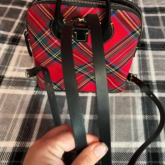 Brand new without tags, Dooney and Bourke fall plaid small backpack/purse. Restauración Fácil de Bolsos Dooney | TikTok main image 4
